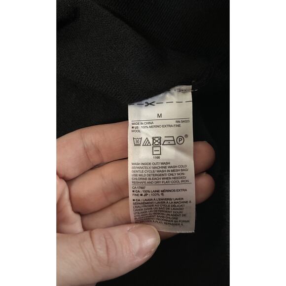 Banana Republic Women’s 100% Merino Wool Crewneck Knit Sweater Black Size M - Picture 3 of 4